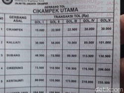Pemudik Bayar Pakai Uang Tunai di Gerbang Tol Cikampek Utama