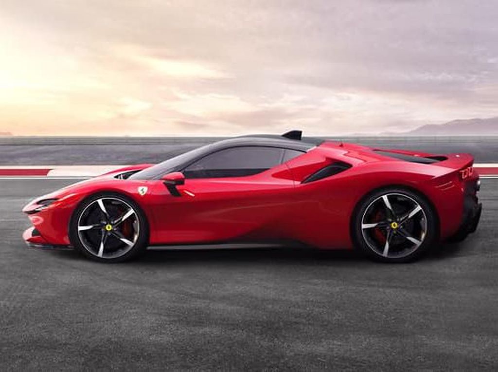 Terlalu! Ada Wanita Bugil Menari-nari di Atas Ferrari Berjalan Terlalu! Ada Wanita Bugil Menari-nari di Atas Ferrari Berjalan