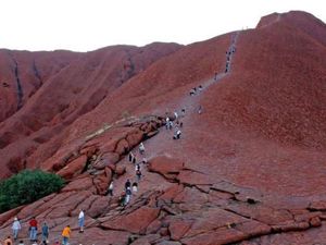 Wisatawan Berlomba Manfaatkan Kesempatan Terakhir Mendaki Uluru
