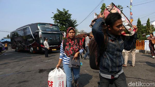 Rindu Kampung, Pemudik Padati Terminal Kalideres