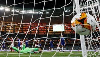 Arsenal sempat memberi harapan ketika Alex Iwobi melesakkan gol jarak jauh yang menipiskan ketertinggalan jadi 1-3 di menit ke-69. (Lee Smith/REUTERS)