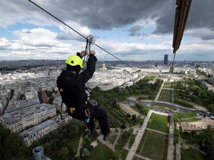 Menara Eiffel Lagi Buka Flying Fox Paling Menegangkan!