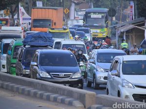 Jalur Nagreg-Limbangan Menuju Tasikmalaya Padat Merayap Jalur Nagreg-Limbangan Menuju Tasikmalaya Padat Merayap