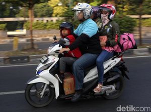 H-6 Pemudik Bermotor Lintasi Kawasan Kalimalang
