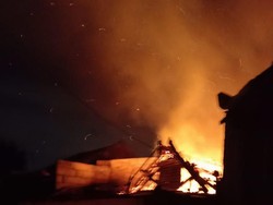 Diduga Korsleting, Rumah Permanen di Surabaya Ludes Terbakar