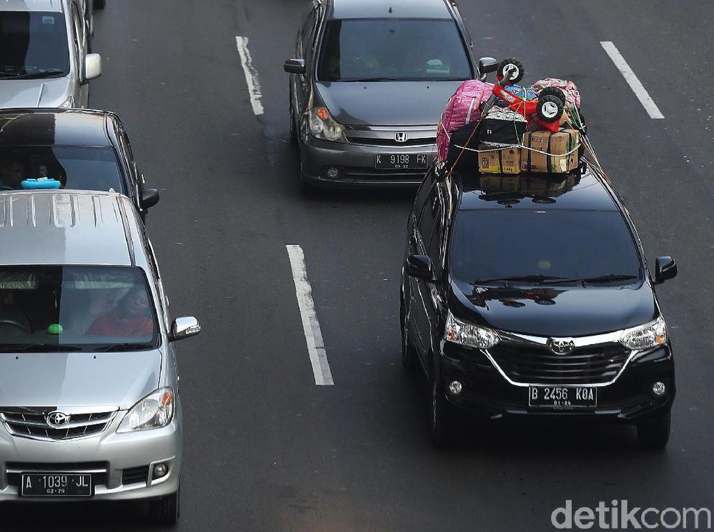Genangan di Tol Cikampek Mulai Surut, Lajur Contraflow Arah Jakarta Ditambah Genangan di Tol Cikampek Mulai Surut, Lajur Contraflow Arah Jakarta Ditambah