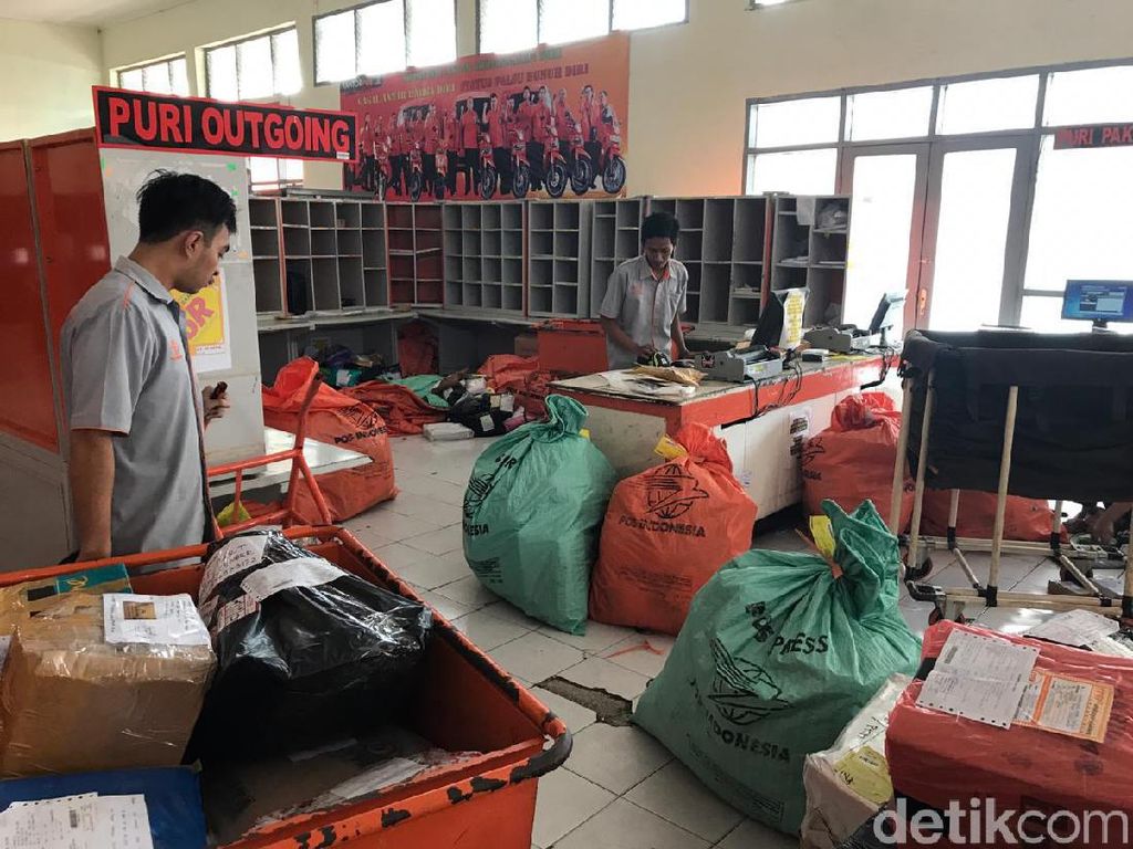 Pengiriman Paket Pos di Jember Meningkat 50% Jelang Lebaran Pengiriman Paket Pos di Jember Meningkat 50% Jelang Lebaran
