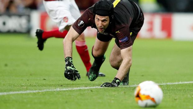 Tuah Petr Cech habis setelah di babak pertama tampil impresif di bawah gawang Arsenal. (
