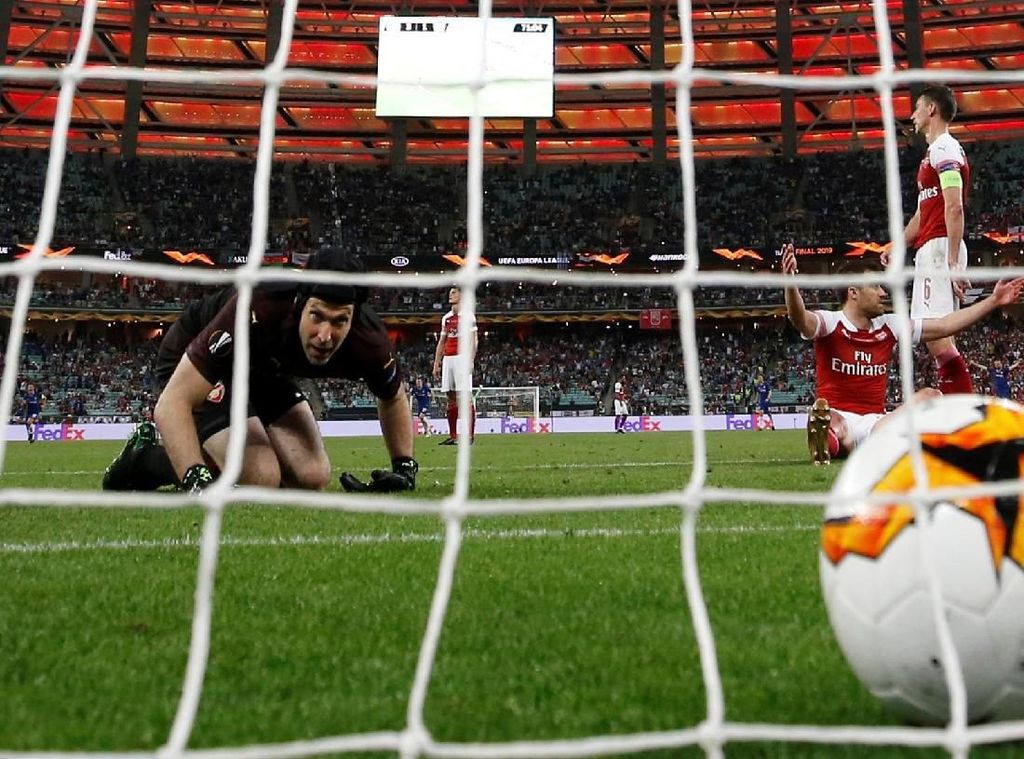 Cech Tunggu Sampai 30 Juni untuk Tentukan Langkah Usai Pensiun Cech Tunggu Sampai 30 Juni untuk Tentukan Langkah Usai Pensiun