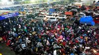 Jelang Sahur, Pelabuhan Merak Terpantau Padat