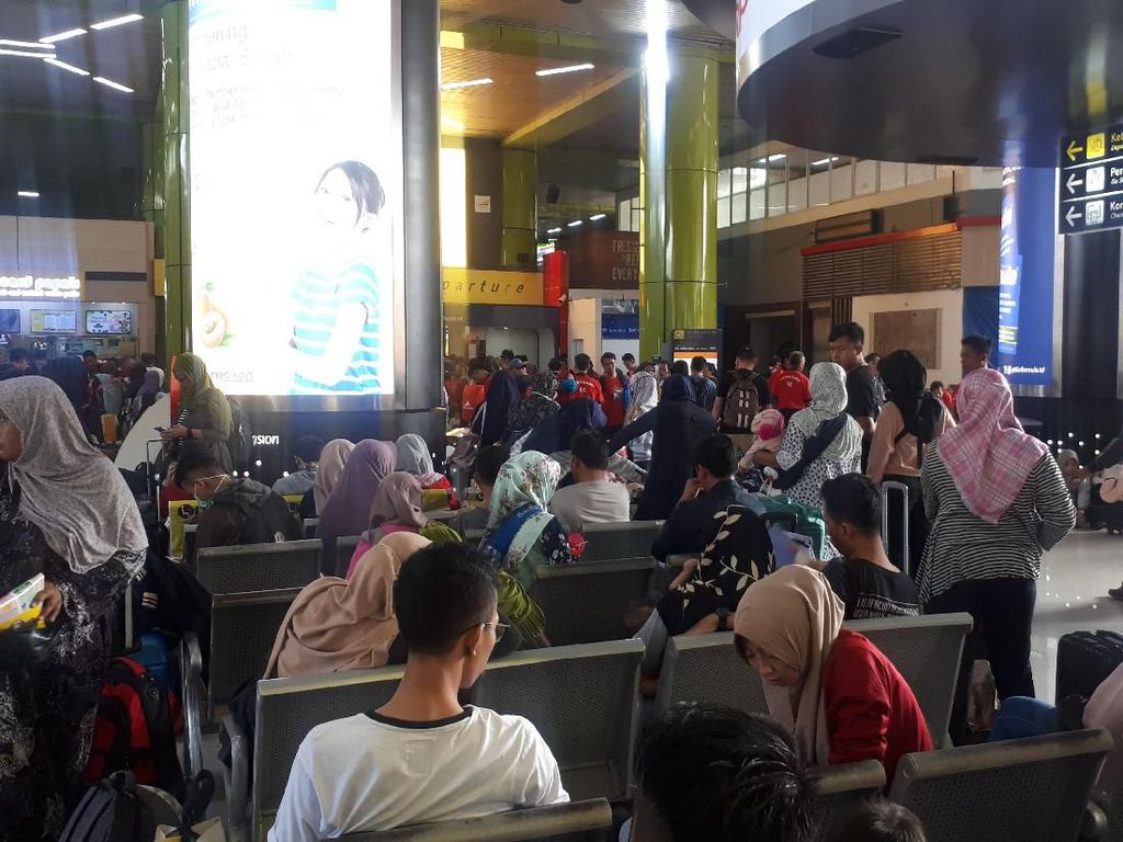 Pemudik Membludak di Stasiun Gambir Pemudik Membludak di Stasiun Gambir