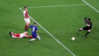 Tapi, Hazard dengan gol keduanya pada menit ke-73 mematikan harapan Arsenal untuk bangkit di laga final ini. (REUTERS/Anton Vaganov)
