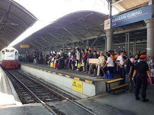 H-6 Lebaran, Penumpang Kereta Api di Daop 8 Surabaya Meningkat H-6 Lebaran, Penumpang Kereta Api di Daop 8 Surabaya Meningkat