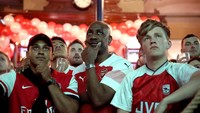 Jauh di London, Inggris, ekspersi kepedihan juga tertangkap dari raut muka pendukung Arsenal yang melakukan nonton bareng. (Foto: Peter Cziborra/Reuters)