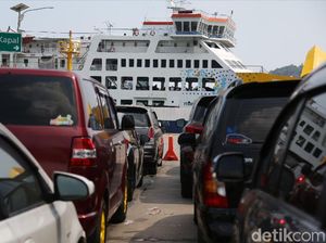 Kepadatan Pemudik di Dermaga Eksekutif Pelabuhan Merak