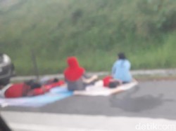 Terjebak Macet di Tol Cipali, Pemudik Gelar Tikar di Bahu Jalan