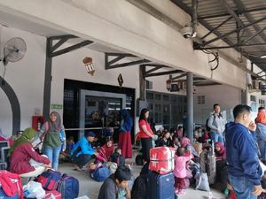 Stasiun Senen Padat, Pemudik Duduk di Lantai Tunggu Keberangkatan Stasiun Senen Padat, Pemudik Duduk di Lantai Tunggu Keberangkatan