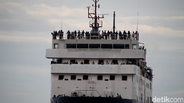 Petugas Cek Kelaikan Pelampung Di Kapal Penyeberangan Kolaka-Bone