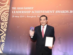 Bersama CEO Asia Pasifik, Dirut BRI Raih Penghargaan Bergengsi