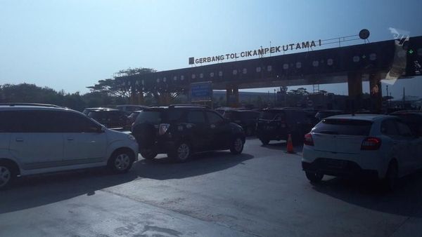 Potret Antrean Kendaraan Pemudik di GT Cikampek Utama