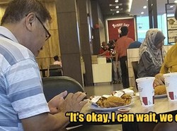 Wujud Toleransi, Nonmuslim Ini Tunggu Magrib Tiba Saat Santap di Restoran