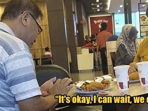 Wujud Toleransi, Nonmuslim Ini Tunggu Magrib Tiba Saat Santap di Restoran Wujud Toleransi, Nonmuslim Ini Tunggu Magrib Tiba Saat Santap di Restoran
