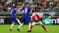 Pedro Rodriguez menggandakan keunggulan Chelsea pada menit ke-61 lewat sepakan kaki kiri meneruskan umpan Eden Hazard. (Phil Noble/Reuters)