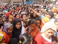 Ribuan Warga di Surabaya Berdesakan Demi Zakat Rp 50 ribu