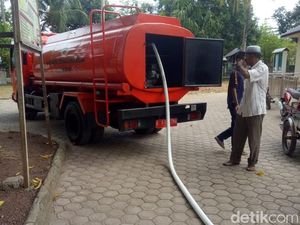 Desa di Aceh Besar Krisis Air, Pemadam Dikerahkan Isi Bak Penampungan