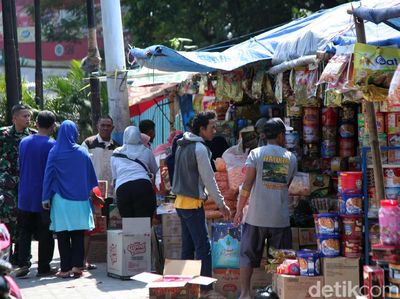 Pasar Kue di Ciracas Diserbu Pembeli Jelang Lebaran