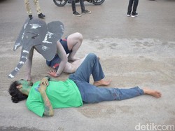 Protes Pembangunan Jalan Lingkar di Riau, Aktivis Gelar Aksi Teatrikal