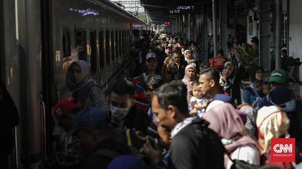Kepadatan pemudik di Stasiun Senen, Jumat (31/5).