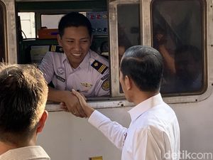 Jelang Buka Puasa, Jokowi Tinjau Arus Mudik di Stasiun Senen