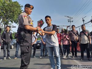 Mahasiswa Dukung Polisi Usut Tuntas Kasus Pembakaran Polsek Tambelangan Mahasiswa Dukung Polisi Usut Tuntas Kasus Pembakaran Polsek Tambelangan