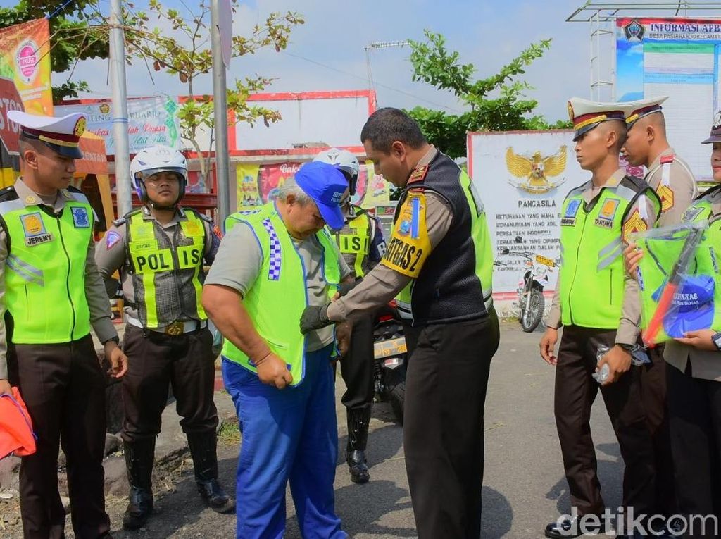 Bantu Arus Mudik, Supeltas Blitar Diberi Seragam Resmi Bantu Arus Mudik, Supeltas Blitar Diberi Seragam Resmi