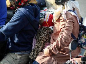 Terpaksa Bawa Anak Naik Motor? Jangan Lupa Diikat Pakai Tali! Terpaksa Bawa Anak Naik Motor? Jangan Lupa Diikat Pakai Tali!