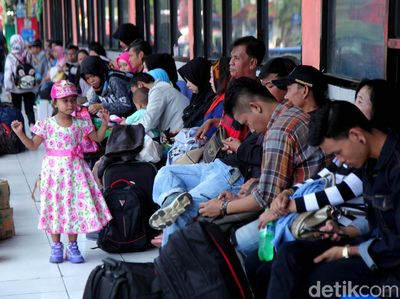 H-5 Lebaran, Pemudik Menyemut di Terminal Kampung Rambutan