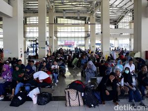 Ribuan Pemudik Padati Terminal Pulogebang Jelang Lebaran
