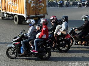 Mudik Dibonceng Naik Motor, Ngangkang atau Duduk Menyamping?