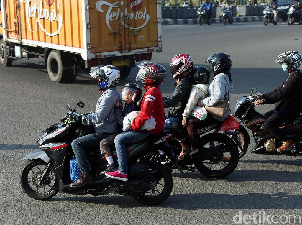 Mudik Dibonceng Naik Motor, Ngangkang atau Duduk Menyamping? Mudik Dibonceng Naik Motor, Ngangkang atau Duduk Menyamping?
