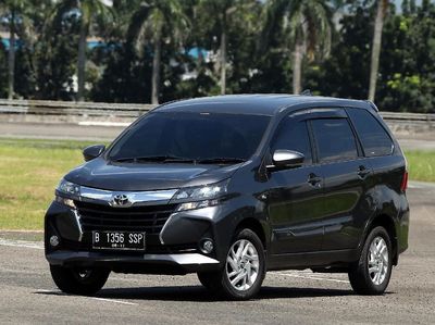 Mobil Kembar Beda Harga