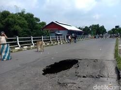 Ruas Jembatan di Saradan Ambrol, Jalur Arteri Caruban Dialihkan