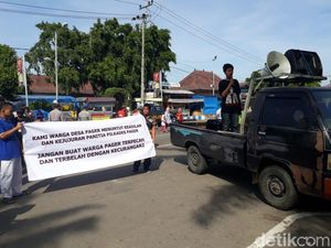 Giliran Pendukung 01 Geruduk Kantor Pemkab Ponorogo Minta Coblos Ulang Giliran Pendukung 01 Geruduk Kantor Pemkab Ponorogo Minta Coblos Ulang