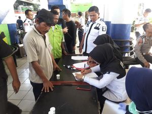 Polisi Tes Urine Sopir Bus di Bekasi demi Keselamatan Pemudik