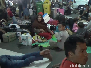 Kapal Tujuan Ternate Terlambat, Pemudik Bertumpuk di Pelabuhan Makassar Kapal Tujuan Ternate Terlambat, Pemudik Bertumpuk di Pelabuhan Makassar
