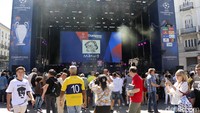 Di pusat kota Madrid, Champion Festival digelar di beberapa alun-alun atau Plaza. Seperti di Puerta Del Sol di sana kita bisa melihat panggung hiburan, berfoto bareng dengan trofi Liga Champions.