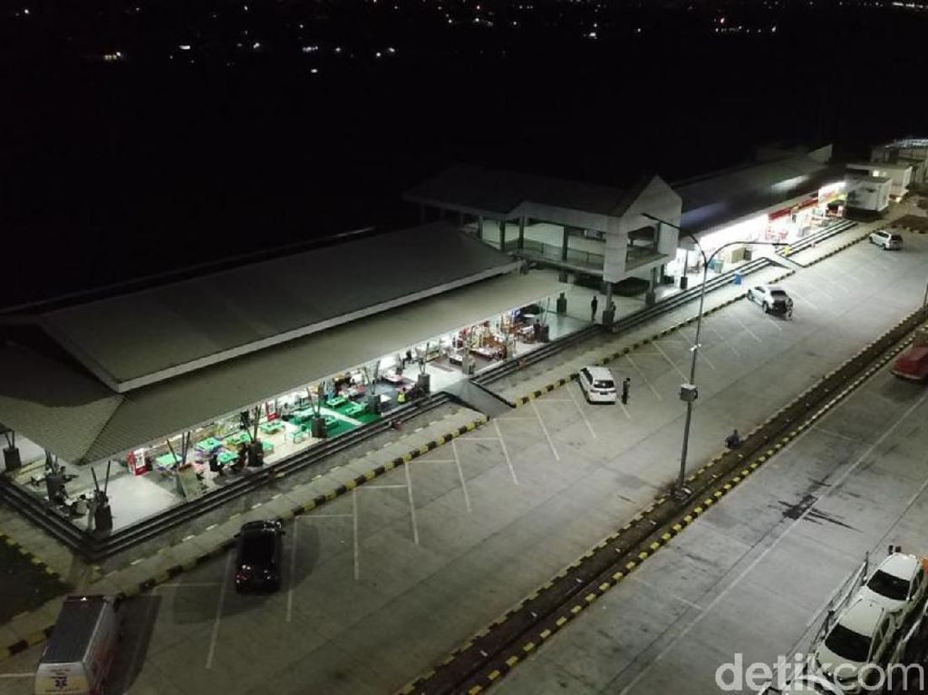 Rest Area Penuh, Pemudik Jangan Istirahat di Bahu Jalan Rest Area Penuh, Pemudik Jangan Istirahat di Bahu Jalan