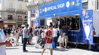 Terakhir, jika ingin berbelanja merchandise Anda bisa menuju Plaza Del Callao. Aneka merchandise seperti kaus, bola beraneka ukuran tersedia di sana dengan harga antara 35-50 euro (Rp 481 ribu - Rp 801 ribu).