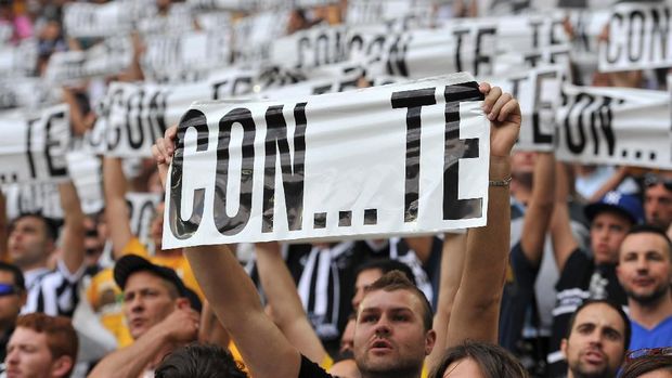 Momen saat fans Juventus memberikan dukungan kepada Antonio Conte.