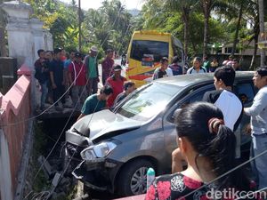 Gara-gara Sopir Mengantuk, SUV Nyungsep ke Parit Gara-gara Sopir Mengantuk, SUV Nyungsep ke Parit